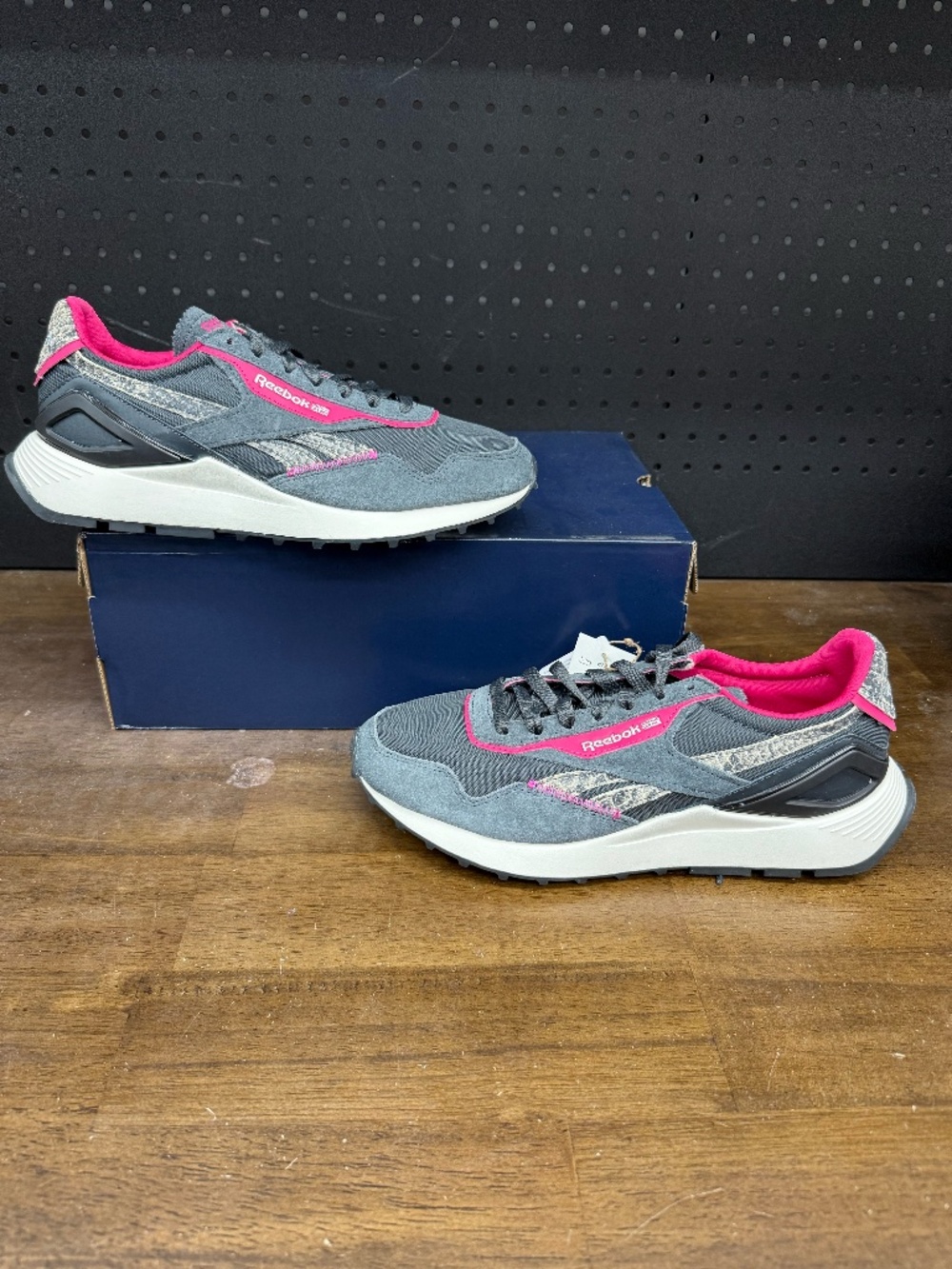 New W/O Box! Women's Reebok Classic Leather Legacy AZ 'Snakeskin' Grey Pink